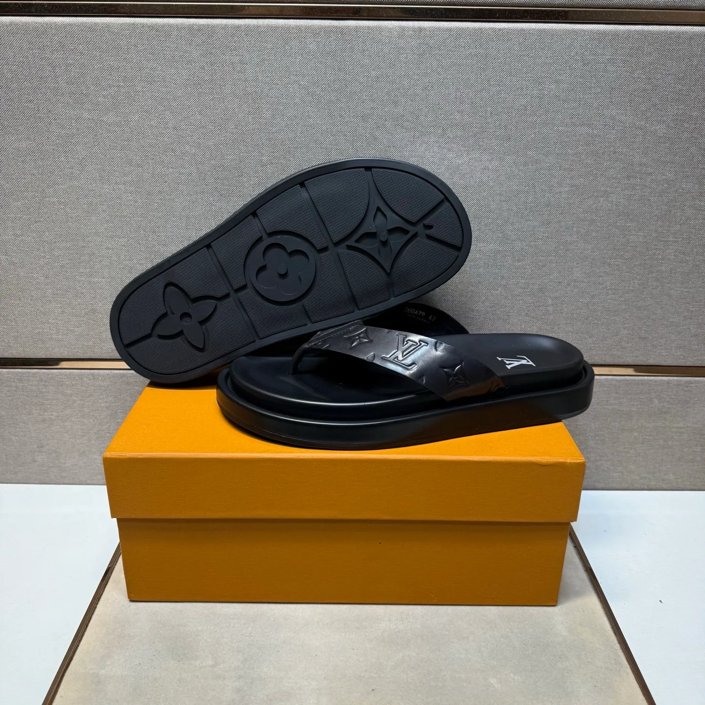⬛️Men's shoes 💰p400 [LV～] Men's casual slippers 2025z cabinet sales simultaneously 🔶Size: 39-44#️⃣ 🔷4 colors🔜The upper is made of cowhide stitching➕Genuine leather lining, comfortable and breathable, sole: original comfortable and wear-resistant outsole, ⚠️Real 📱Photographed🎬The real thing is better📢📢📢